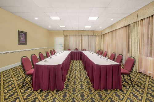 Ramada Plaza by Wyndham Fayetteville Fort Bragg Area image 10