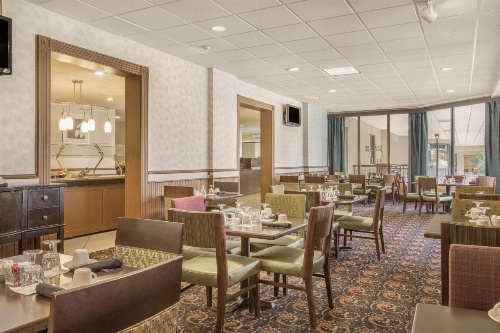 Ramada Plaza by Wyndham Fayetteville Fort Bragg Area image 13