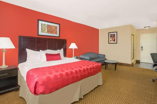 Ramada Plaza by Wyndham Fayetteville Fort Bragg Area image 15