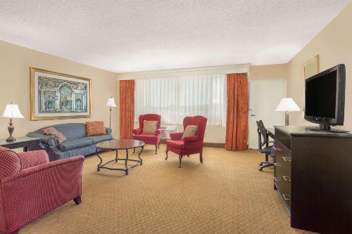 Ramada Plaza by Wyndham Fayetteville Fort Bragg Area image 21