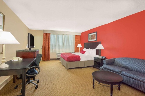Ramada Plaza by Wyndham Fayetteville Fort Bragg Area image 22