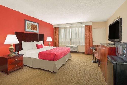 Ramada Plaza by Wyndham Fayetteville Fort Bragg Area image 23
