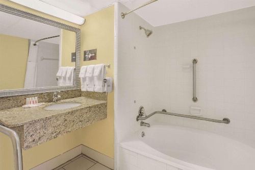 Ramada Plaza by Wyndham Fayetteville Fort Bragg Area image 30