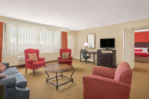 Ramada Plaza by Wyndham Fayetteville Fort Bragg Area image 33