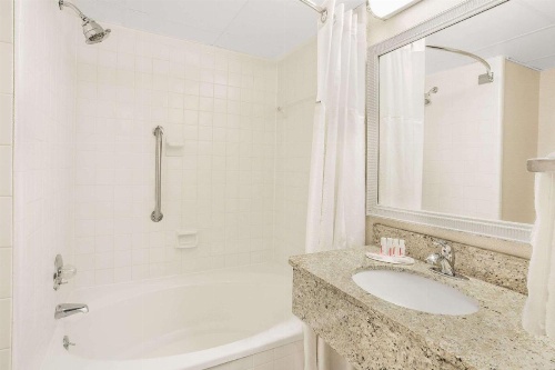 Ramada Plaza by Wyndham Fayetteville Fort Bragg Area image 34