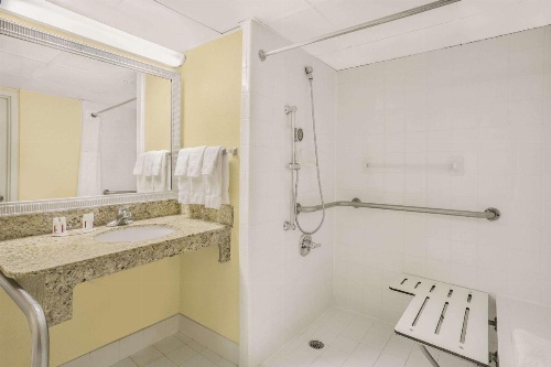 Ramada Plaza by Wyndham Fayetteville Fort Bragg Area image 35