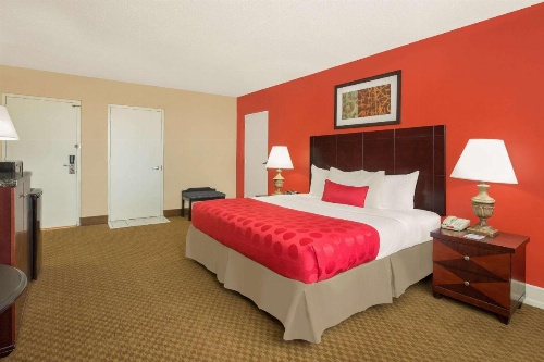 Ramada Plaza by Wyndham Fayetteville Fort Bragg Area image 37