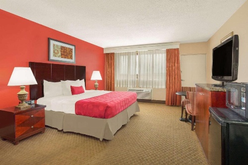 Ramada Plaza by Wyndham Fayetteville Fort Bragg Area image 43