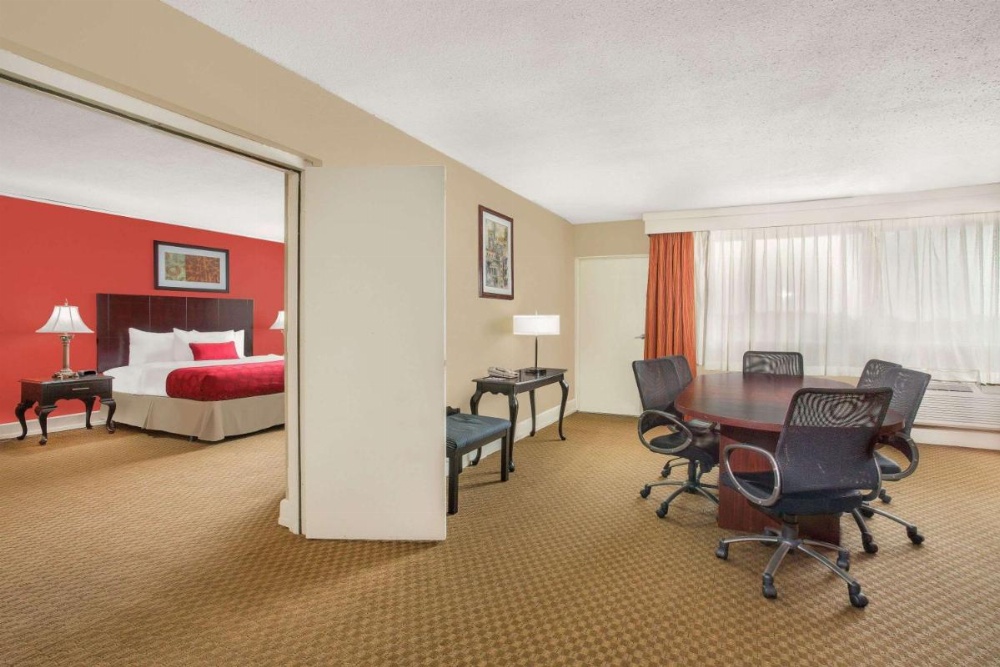 Ramada Plaza by Wyndham Fayetteville Fort Bragg Area Image 6