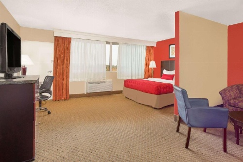 Ramada Plaza by Wyndham Fayetteville Fort Bragg Area image 8